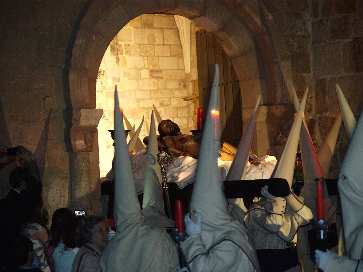 Penitente Hermandad de Jesús Yacente