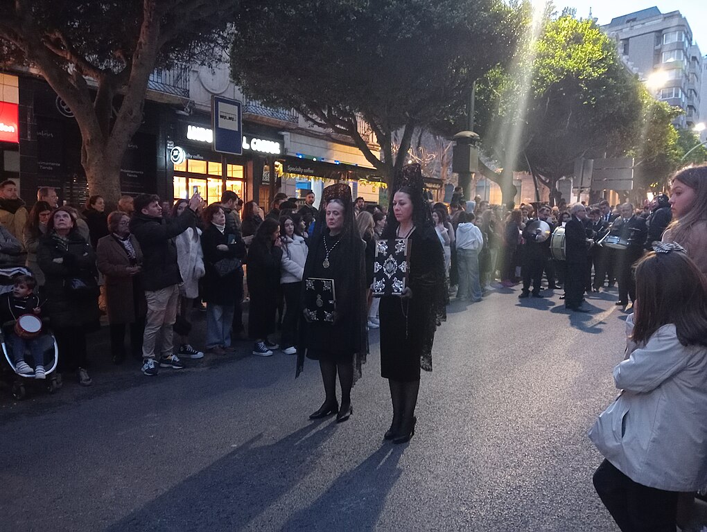 Procesiones Semana Santa Huércal de Almería 2025 1 Mantillas sosteniendo el libro de reglas de la Hermandad del Sepulcro