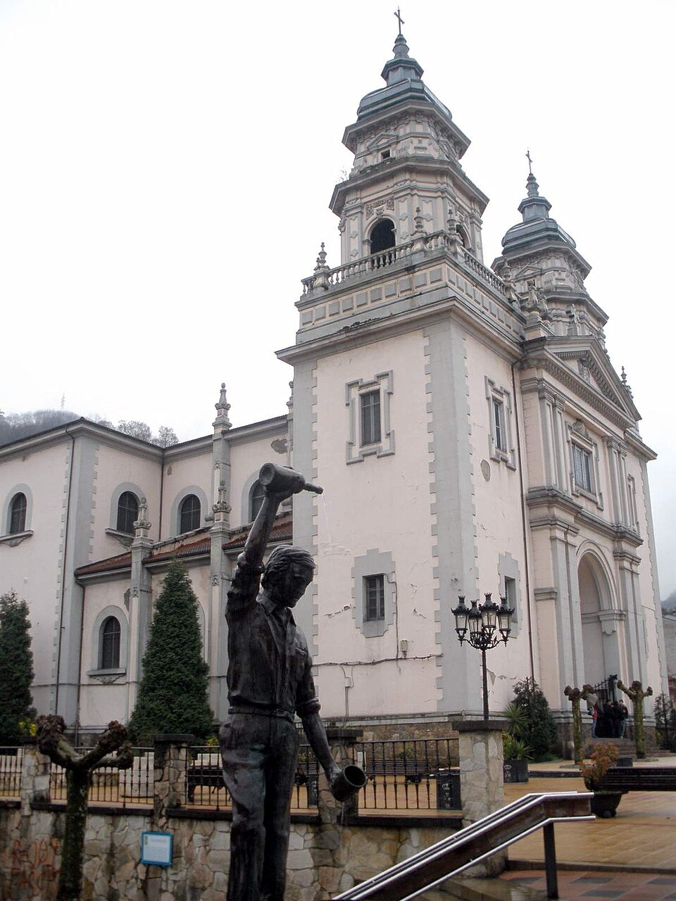 Iglesia de San Juan Bautista (Mieres, Asturias)