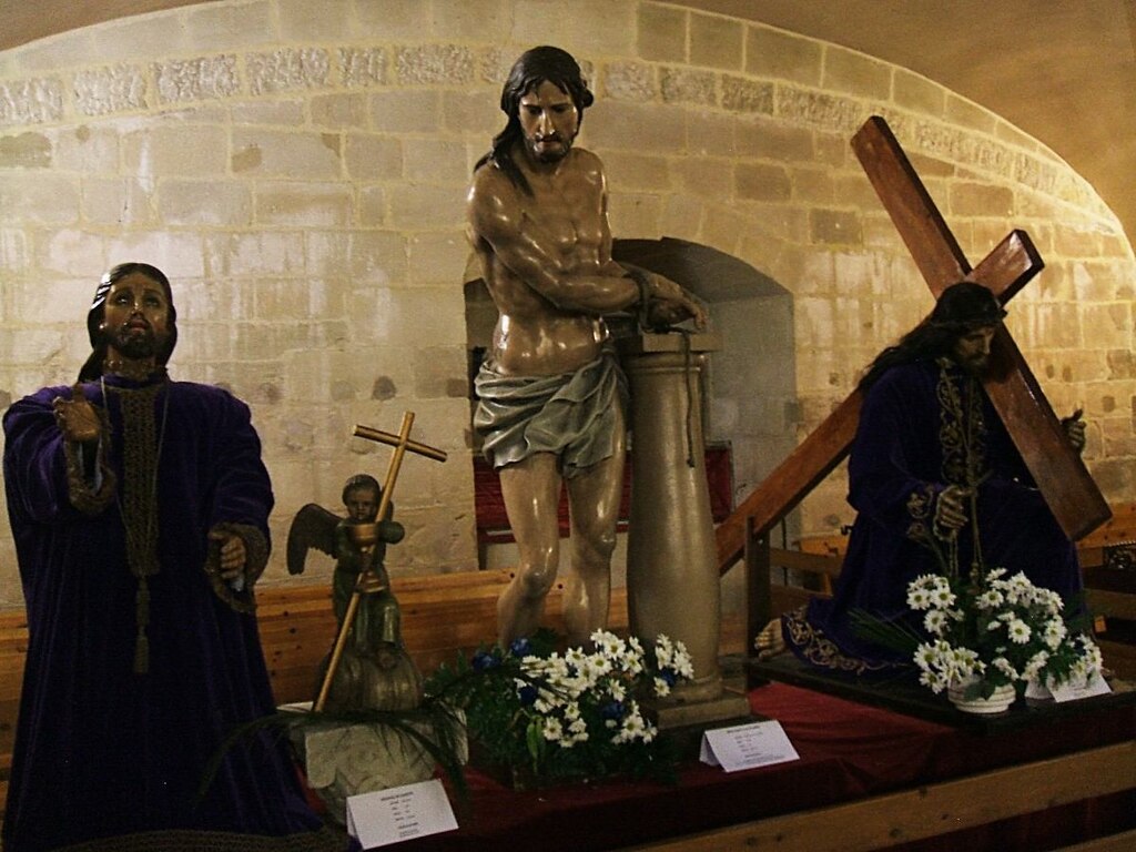 Pasos procesionales de Semana Santa en la Iglesia de Santa María de Altamira, Miranda de Ebro